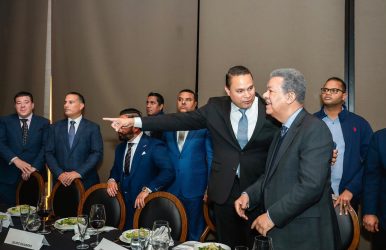Leonel Fernández se reúne con dominicanos en Nueva Jersey