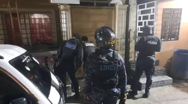 Policía dominicana decomisa armas y dinero en operativos