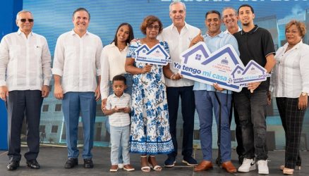 Abinader entrega apartamentos y 1,500 títulos propiedad SDE