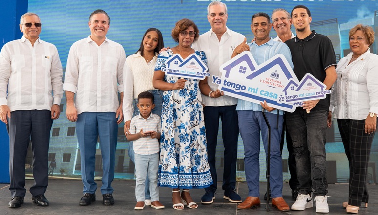 Abinader entrega apartamentos y 1,500 títulos propiedad SDE