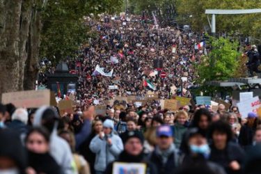 FRANCIA: Miles manifestantes protestan con nuevos disturbios