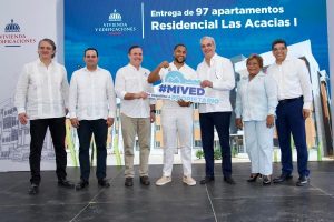 Presidente entrega 422 títulos propiedad y 97 apartamentos Presidente entrega 422 títulos propiedad y 97 apartamentos