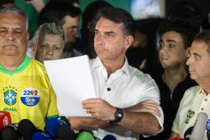 Retira autoproclamación como «verdadero presidente electo»