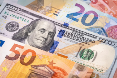 Dólar sube 40 cts. y era vendido a $61.09; el euro bajó a $70.22