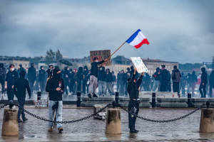 142 detenidos en protestas por poder adquisitivo en París