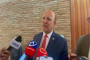 Alcalde admite que hay desafíos en el drenaje pluvial de Santiago