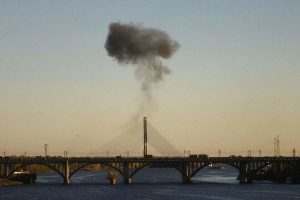 Rusia bombardea por tercer día los viaductos capital de Ucrania